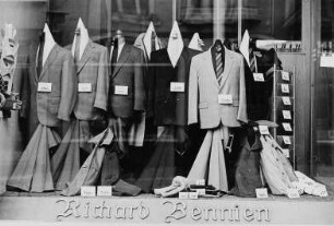 Schaufenster des Bekleidungsgeschäfts "Richard Bennien"