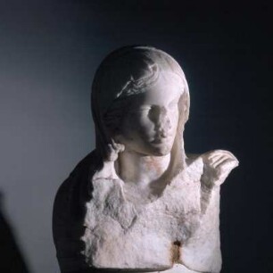 Rhodos, Archäologisches Museum. Frauentorso von einem Grabdenkmal, 2. Hälfte 4. Jh. v. Chr. Aus Stadt Rhodos. Rhodisch-hellenistisch-klassizistisch