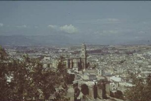 Reisefotos. Stadtteilansicht mit Kirche und Festungsruine (vielleicht in Spanien)