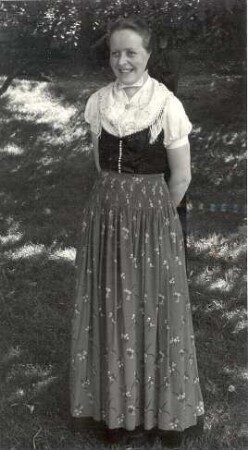 Festtagstracht aus Nebelschütz : Kleidung - katholische Tracht. Ort: Njebjelčicy / Nebelschütz. Katholische Frau in Festtagstracht (sorbisch: wuslěkana).