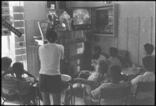 Kinder in Rom beim Fernsehen