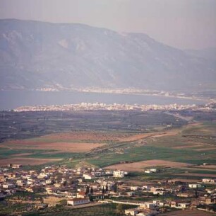 Korinth. Blick von Akrokorinth auf Alt-Korinth, Korinth, Lutraki und Gerania-Gebirge