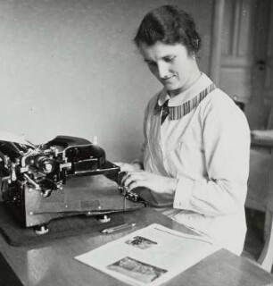 Mitarbeiterin an der Schreibmaschine, Sächsische Landesbildstelle, um 1937