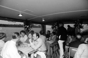 1979 Nobelpreisträgertagung Physik; Abendliche Bodenseefahrt: Tischgesellschaft, links Ehepaar Dées de Sterio, rechts K. Dallibor