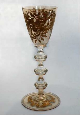 Pokal mit Reliefgoldbemalung
