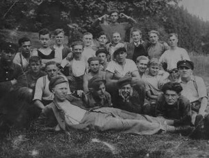 Eine Gruppe zum Reichsarbeitsdienst verpflichteter Männer aus Bermsgrün beim Rüstungszulieferer "Keller-Schleiferei" im Steinbachthal bei Johanngeorgenstadt : Eine Gruppe zum Reichsarbeitsdienst verpflichteter Männer aus Bermsgrün