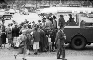 Paris: Fahrgäste hinter dem Autobus