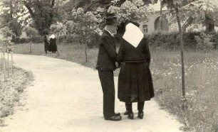 Frauen in Kirchgangstracht und Mann in Schleife : Žony w Slepjanskej drasće w Slepom a muž w njedźelskej drasće