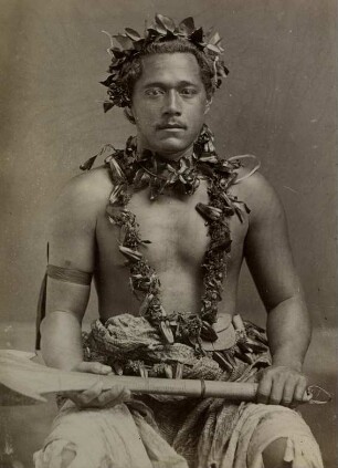 "Mann mit Kopf- und Armschmuck, Werkzeug in der Hand, Samoa-Ins."