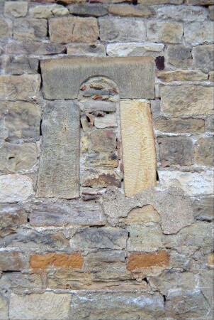 romanisches Fenstergewände in der Kirchenwand