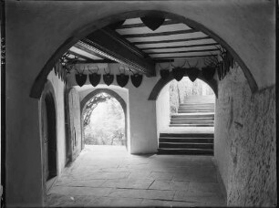 Zwingenberg Schloss Zwingenberg Torgebäude - offener Raum mit Treppenaufgang