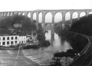 Göhren, Eisenbahnviadukt : Wechselburg-Göhren. Eisenbahnbrücke auf der Strecke Neukieritzsch - Chemnitz ("Göhrener Viadukt"; 1869-1871; E. Bake, F. R. C. Wilke, F. R. Claus) über die Zwickauer Mulde. Ansicht mit Fluss und Fabrikgebäude
