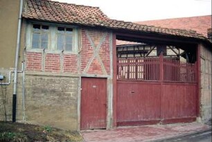 Hofeinfahrt mit überdachtem Tor, überbauter Personenpforte