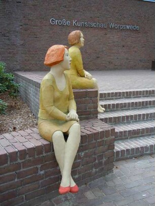 Worpswede - Kunstfiguren : Vor dem Eingang zur Kunsthalle sitzen diese lebensgroßen Kunstfiguren. Aufgenommen im Künstlerdorf Worpswede am 3. August 2011