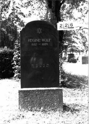 Grabstein 226 (Index: 100101945) Material: Granit Zustand: gut Maße HxBxT: 148x63x18 cm Beschreibung: Stele, Sockel, geschwungene eingezogener Korbbogenabschluß Symbolik: Davidstern: Grabstein 226