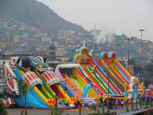 Lima - Farbige Riesenrutschen : Im Vergnügungspark La Muralla stehen farbige Riesenrutschen für Kinder. Aufgenommen am 27. August 2011 in der Hauptstadt Lima
