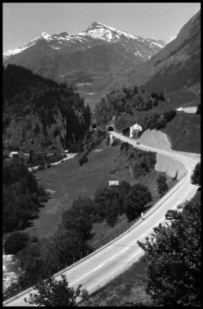 Airolo: Passstraße mit Blick talaufwärts zum Gotthardmassiv