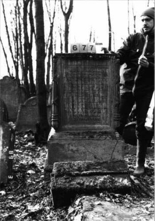 Grabstein 677 (Index: 99752405) Material: Sandstein Zustand: Abschluß fehlt, sonst gut Maße HxBxT: 119x59x52 cm Beschreibung: Stele, getreppter Sockel, rechteckige Schriftfelder eingetieft Symbolik: gesenkte Fackeln: Grabstein 677