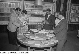 Besucher am Stand des Dietz Verlages im Hansa-Haus, Herbstmesse 1953