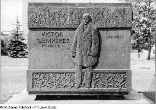 Denkmal, vermutlich im Universitätsgelände, für den Romanisten Victor Klemperer, der von 1948 bis 1960 an der Universität lehrte