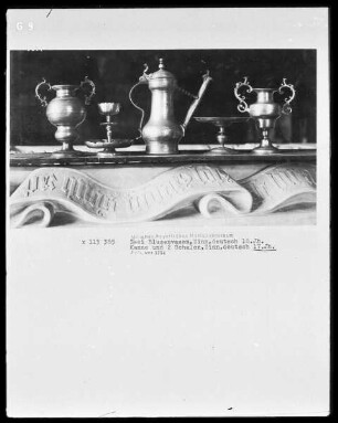 von links nach rechts: Schraubflasche mit Darstellung eines deutschen Kaisers, Kanne mit Darstellung des hl. Laurentius, Zunftpokal, Schraubflasche mit schrägen Zügen