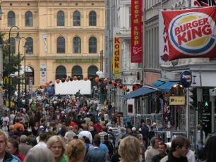 Oslo - Einkaufsstraße : Einkaufsstraße am Zentralbahnhof. Aufgenommen in Oslo im September 2004