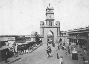 Straßenszene am Delhi-Tor in Hyderabad : Weltreisen. Hyderabad. Straßenszene am Delhi-Tor