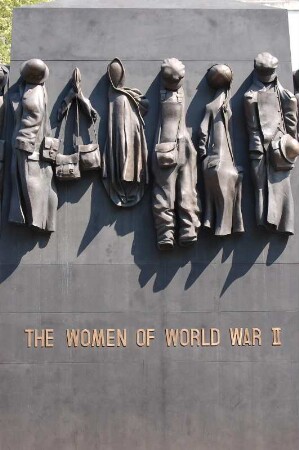 Gedenkstele für die Frauen, die im II.Weltkrieg kämpften, im Regierungsviertel Whitehall