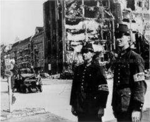 Polizisten in den Straßen des zerstörten Berlin