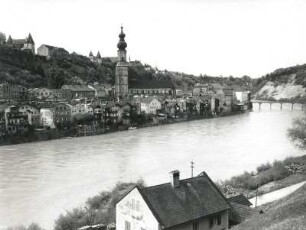 Burghausen. Blick vom österreichischen Ufer über die Salzach gegen die Altstadt mit Stadtpfarrkirche