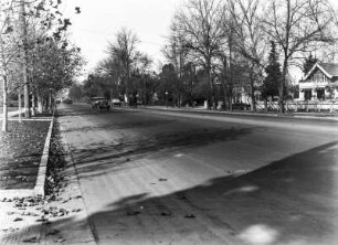 Straße in San José : Blick in eine Straße mit Wohnhäusern und Automobilen