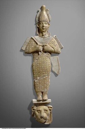 Darstellung des stehenden Osiris mit Netzgewand und Mantel auf einer Löwenkonsole vom Fußende eines Holzsarges