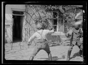 Florettfechten vor einem Hauseingang in Guillemont (Dep. Somme, Frankreich)