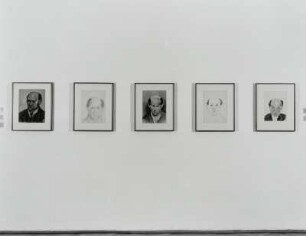 Raumaufnahme mit Selbstporträts im großen Saal : Raumaufnahme mit Selbstporträts im großen Saal in der Ausstellung: Arnold Schönberg - Das bildnerische Werk. 30.09.2001-18.11.2001