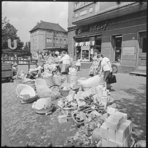 Sonderverkauf von Haushaltswaren an einem Stand, 1960er Jahre. SW-Foto © Kurt Schwarz.