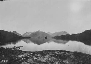 Landschaft : Blick über einen See auf die Berge