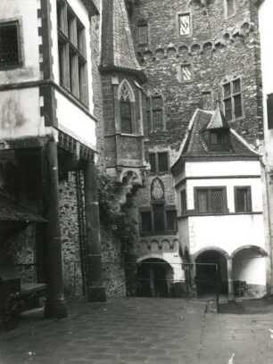 Wierschem. Burg Eltz. Innenhof mit dem Burghaus Eltz-Rübenach