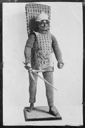 Figur eines Gilbert-Kriegers der Firma J.F.G Umlauff, Hamburg (Sammlung Richard Wegner 1869/1931)