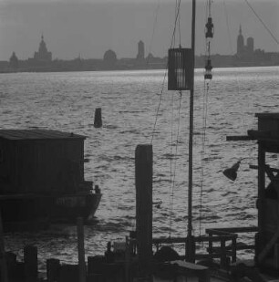 Stralsund. Hafen, Blick vom Strelasund gegen Altstadtsilhouette