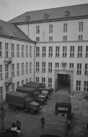 Central Collecting Point Marburg. Transportfahrzeuge der alliierten Truppen im Innenhof des Staatsarchivs Marburg.