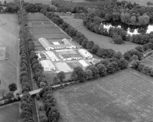 Bundesforschungsanstalt in Wulfsdorf [Max-Planck-Institut für Kulturpflanzenzüchtung] (Bornkampsweg): Luftbild: links U-Bahnstrecke U1