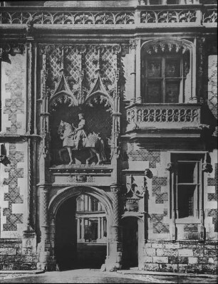 Blois, Schloss, Eingangsportal mit Reiterstatue von Louis XII., Statue Kopie von 1857