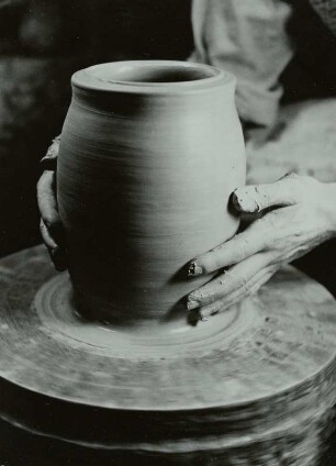 Töpfer an Drehscheibe, formende Hände, 1968