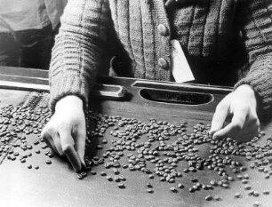 Während des Reichsberufswettkampfes 1938 in Hamburg. Kaffee wird verlesen