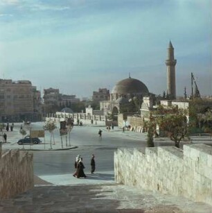 Blick auf einen Platz mit angrenzender Moschee