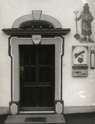 Oberwiesenthal, Böhmische Straße. Pension "Rotgiesserhaus" (bezeichnet 1747). Portal