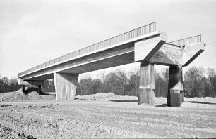 Freiburg; Mooswald: Brücke, die in der Luft hängt; Feldüberquerung beim Rieselgut