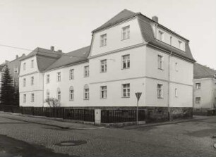 Radeberg, Wohnhaus : Radeberg. Doppelwohnhaus. Dr.- Rudolf-Friedrichs-Straße. Eckansicht mit Einfriedung