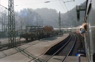 Aus dem Zug: Schwarzwaldbahnstrecke [wohl Bahnhof Hornberg]