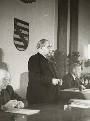 Beratung des Sächsischen Landtages : Beratung des Sächsischen Landtages. Prof. Dr. Hermann Kastner (LDPD), 1. Vizepräsident, als Redner. Rechts eben ihm Präsident Otto Buchwitz (SED)